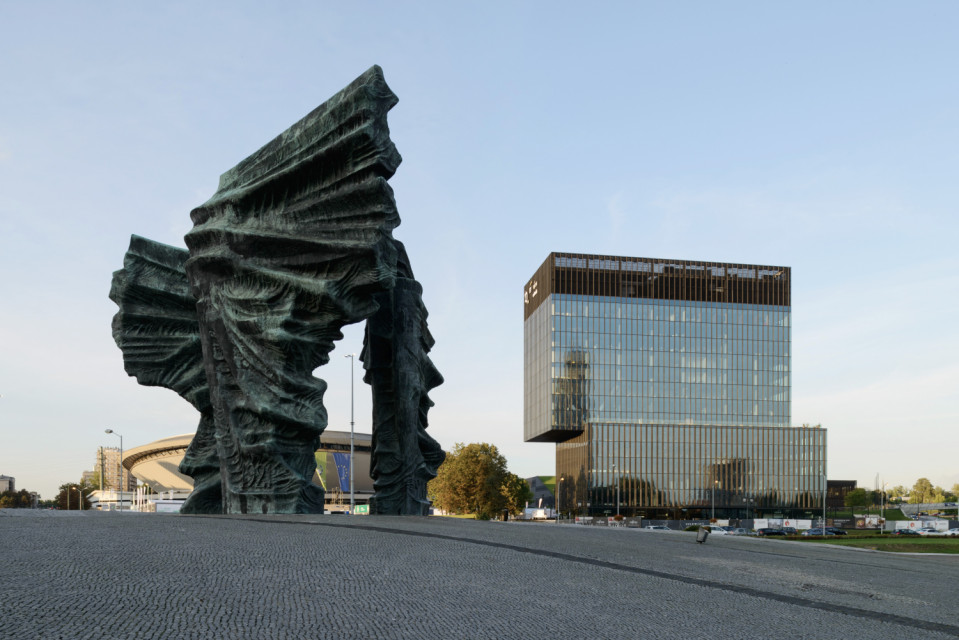 Niższa, wybudowana już wieża .KTW I. Proj. Medusa Group. Fot. Tomasz Zakrzewski Odpowiedzialne projektowanie: o wieżach .KTW rozmawiamy z Przemo Łukasikiem i Łukaszem Zagałą
