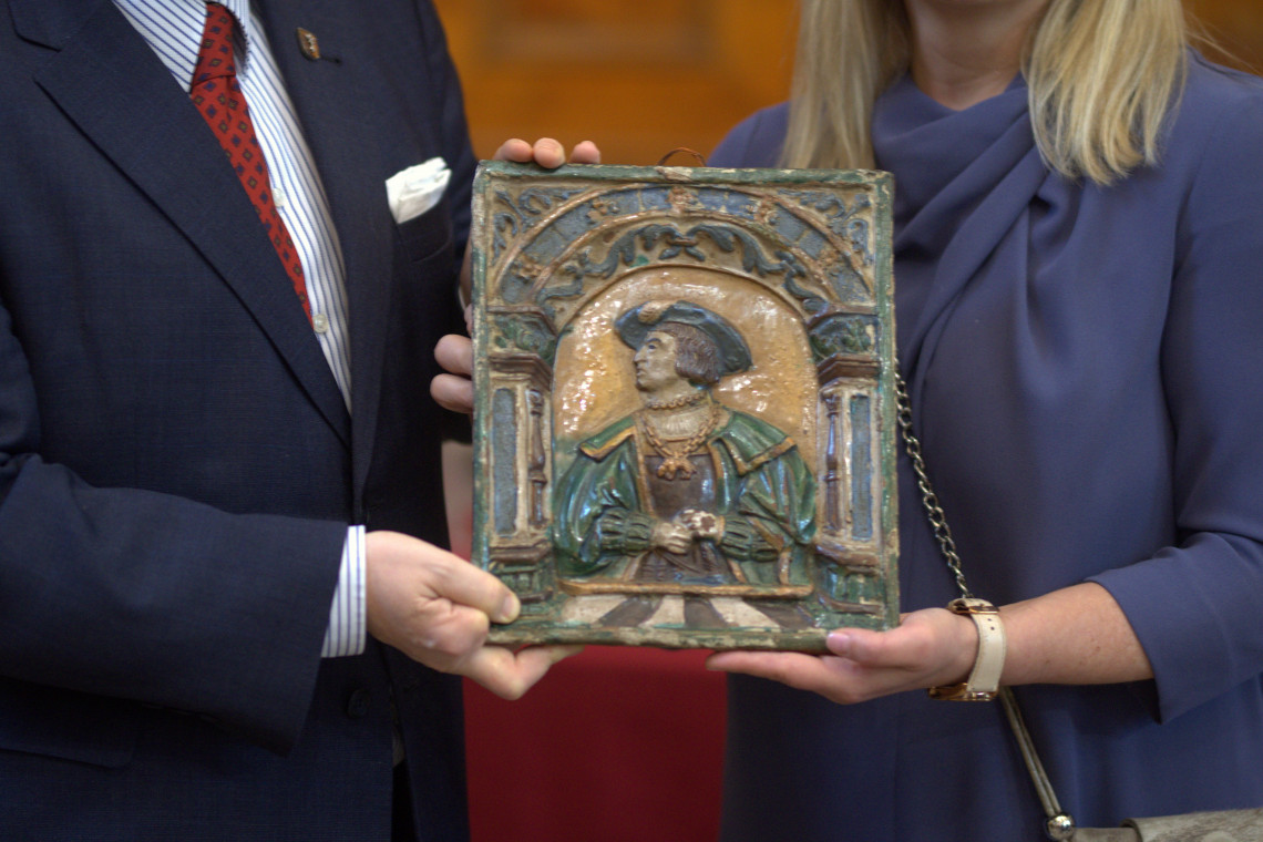Kafel przedstawia Ferdynanda I Habsburga, późniejszego Świętego Cesarza Rzymskiego (od 1558 r.). Fot. M. Krzyżowska/Materiały Muzeum Gdańska Zabytkowy kafel uznawany za zaginiony trafił do zbiorów Muzeum Gdańska