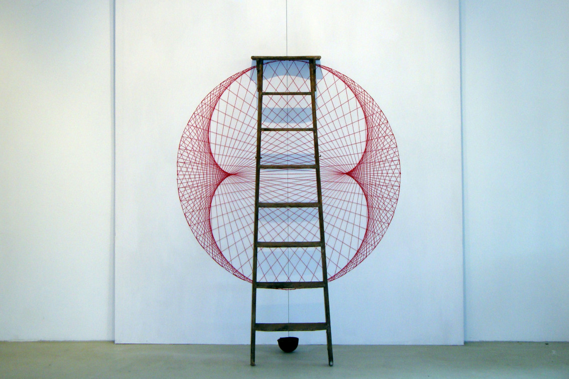 Sławomir Brzoska, Imago, 2012 IMAGO HERMETICUM 2, drabina, kokil żeliwny, wełna, wydruk. Fot. Materiały prasowe/dzięki uprzejmości artysty oraz ABC Gallery, Poznań Co ma wspólnego performance z rzeźbą? Wyjątkowa wystawa w Centrum Rzeźby Polskiej