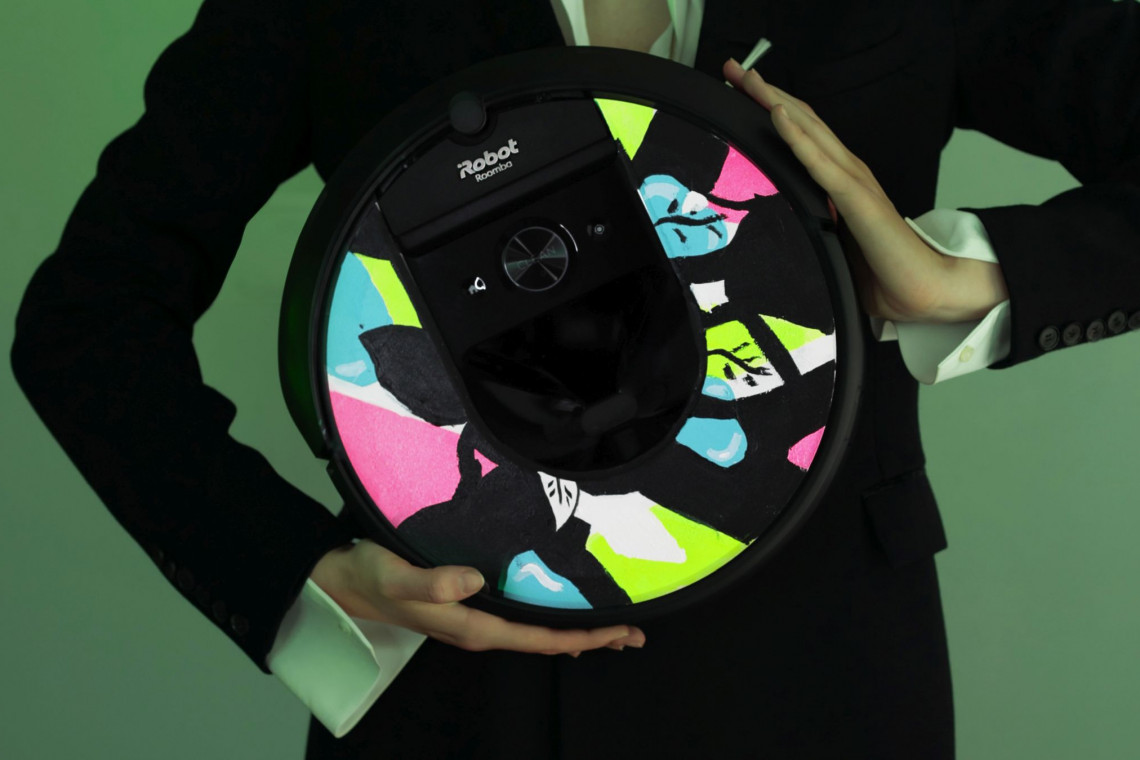 Kolekcjonerska wersja iRobota Roomba i7+ ze zdobieniami projektu Mateusza Sudy. Fot. Materiały prasowe Kolekcjonerski iRobot z grafikami Mateusza Sudy trafił na aukcję WOŚP