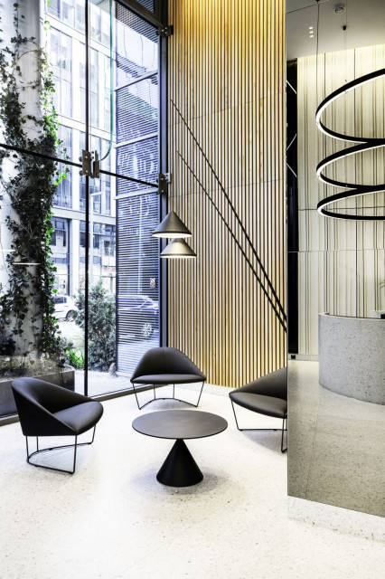 projekt: LA Architekci Sp. z o.o. | la-architekci.pl, foto: Maria Miklaszewska Hol biurowca może zaskoczyć!