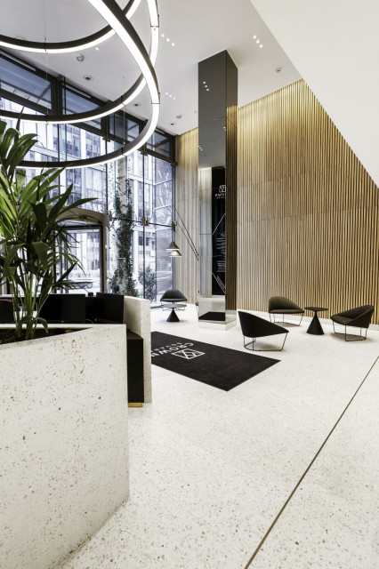projekt: LA Architekci Sp. z o.o. | la-architekci.pl, foto: Maria Miklaszewska Hol biurowca może zaskoczyć!