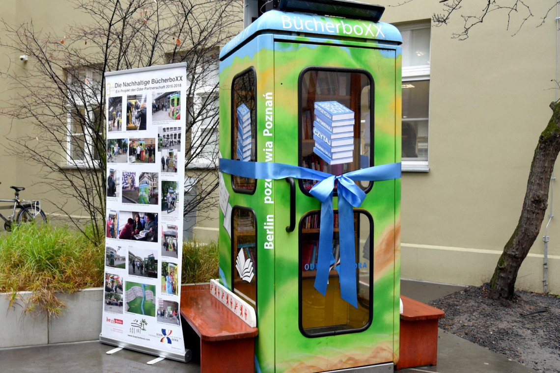 fot. mat. UM Poznań BiblioboXX, czyli berlińska budka telefoniczna w roli ulicznej biblioteki
