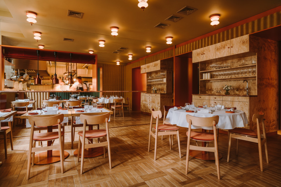 Restauracja Opasły Tom. Proj. BUCK.STUDIO. Fot. PION Basia Kuligowska, Przemysław Nieciecki Top 10 gastro z charakterem: restauracje, bary i kawiarnie, których wnętrza robią wrażenie