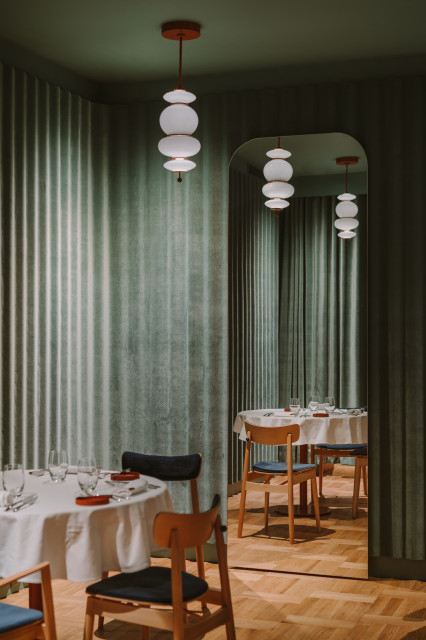 Restauracja Opasły Tom. Proj. BUCK.STUDIO. Fot. PION Basia Kuligowska, Przemysław Nieciecki Top 10 gastro z charakterem: restauracje, bary i kawiarnie, których wnętrza robią wrażenie