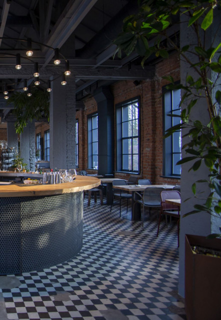 Restauracja Forty. Proj. Studio Rygalik. Fot. Materiały prasowe Top 10 gastro z charakterem: restauracje, bary i kawiarnie, których wnętrza robią wrażenie