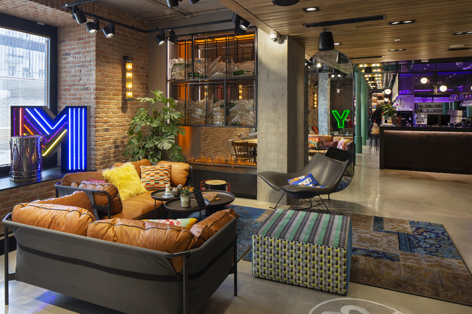 Hotel Moxy Warsaw Praga zlokalizowany jest w zabytkowej części kompleksu dawnej Fabryki Wódek 