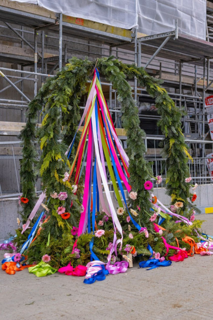 P.Sudara - Uroczyste podniesienie tradycyjnej wiechy na budynku A CMN- Kolejny etap budowy najnowocześniejszego szpitala na Pomorzu zakończony