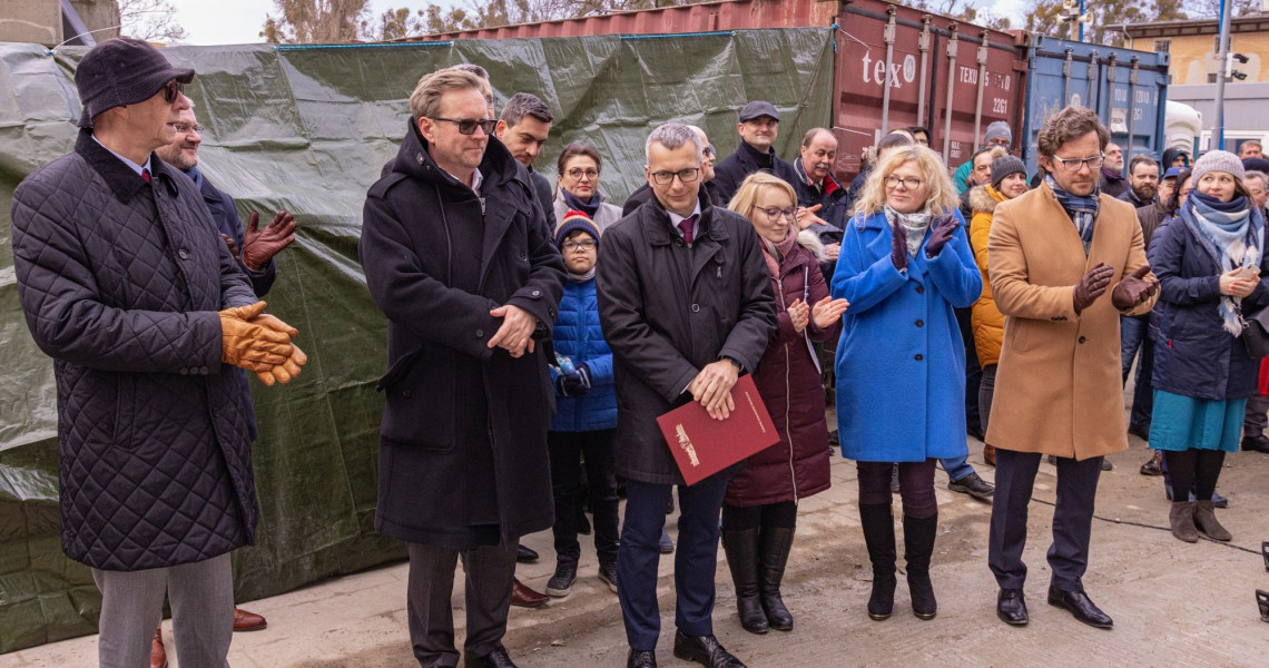 P.Sudara - Uroczyste podniesienie tradycyjnej wiechy na budynku A CMN Kolejny etap budowy najnowocześniejszego szpitala na Pomorzu zakończony