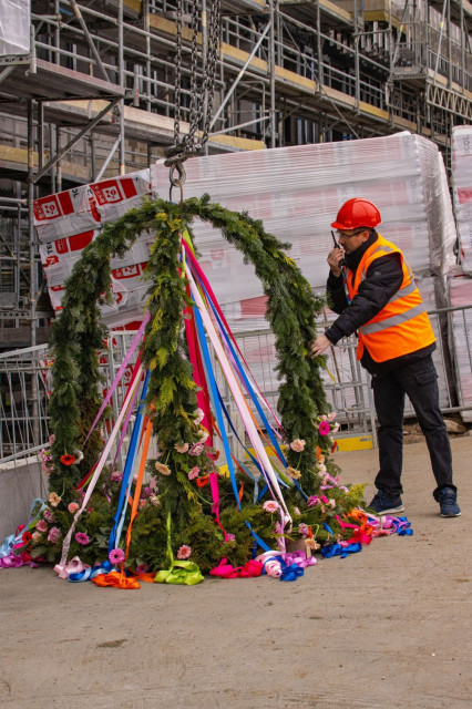 P.Sudara - Uroczyste podniesienie tradycyjnej wiechy na budynku A CMN Kolejny etap budowy najnowocześniejszego szpitala na Pomorzu zakończony