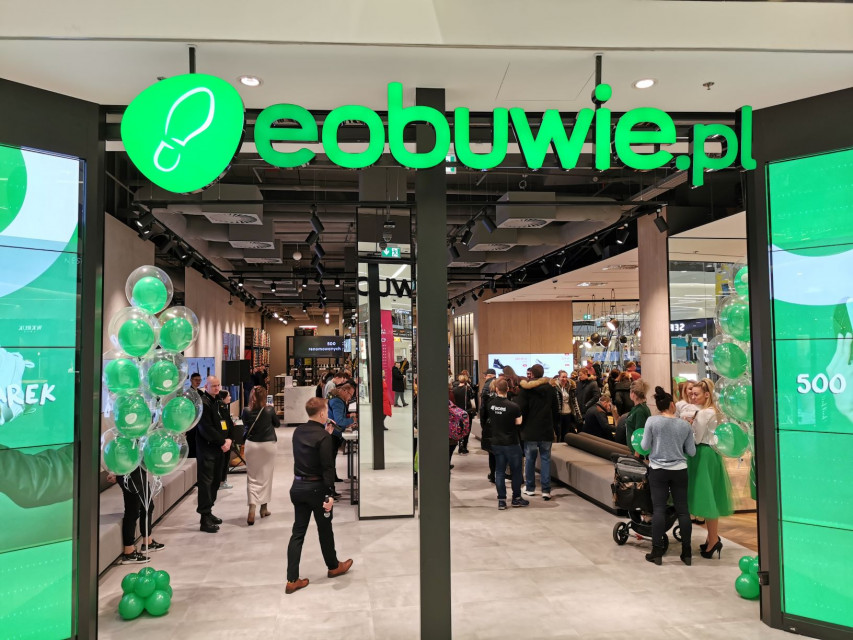 Nowy salon interaktywny marki eobuwie.pl znajduje się na parterze Galerii Północnej, w pobliżu sklepu Reserved. To jeden z pierwszych sklepów w Polsce w którym zastosowano technologię omnichannel, polegającą na całkowitej cyfryzacji oferty produktów, fot. mat. prasowe Najnowszy salon eobuwie.pl naszpikowany technologią