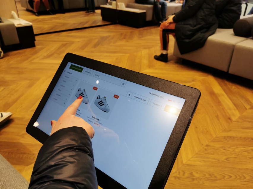 Nowy salon interaktywny marki eobuwie.pl znajduje się na parterze Galerii Północnej, w pobliżu sklepu Reserved. To jeden z pierwszych sklepów w Polsce w którym zastosowano technologię omnichannel, polegającą na całkowitej cyfryzacji oferty produktów, fot. mat. prasowe Najnowszy salon eobuwie.pl naszpikowany technologią