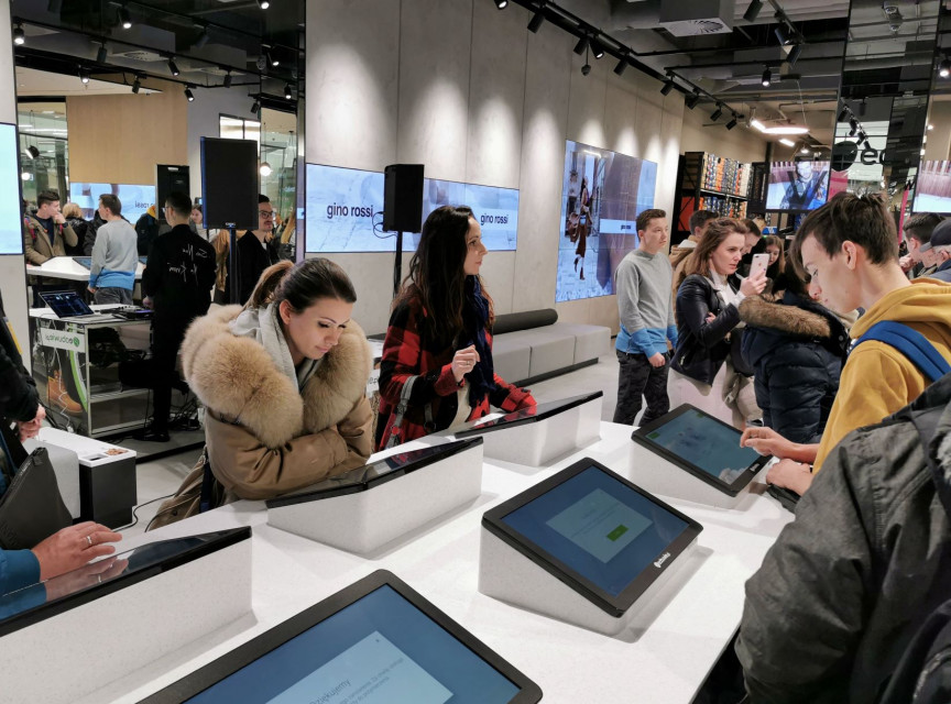 Nowy salon interaktywny marki eobuwie.pl znajduje się na parterze Galerii Północnej, w pobliżu sklepu Reserved. To jeden z pierwszych sklepów w Polsce w którym zastosowano technologię omnichannel, polegającą na całkowitej cyfryzacji oferty produktów, fot. mat. prasowe Najnowszy salon eobuwie.pl naszpikowany technologią