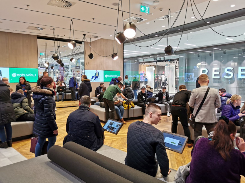 Nowy salon interaktywny marki eobuwie.pl znajduje się na parterze Galerii Północnej, w pobliżu sklepu Reserved. To jeden z pierwszych sklepów w Polsce w którym zastosowano technologię omnichannel, polegającą na całkowitej cyfryzacji oferty produktów, fot. mat. prasowe Najnowszy salon eobuwie.pl naszpikowany technologią
