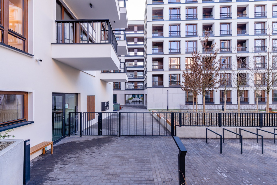 Ponad 700 mieszkań realizuje w sumie konsorcjum spółek Eiffage w Browarach Warszawskich – prestiżowej inwestycji Echo Investment w centrum Warszawy. Dzięki projektantom z uznanego biura JEMS Architekci w stolicy powstaje wyjątkowe miejsce z harmonijnie współistniejącą architekturą historyczną i nowoczesną oraz z dużą ilością zieleni, fot. mat. Eiffage Browary Warszawskie spod kreski JEMS Architekci - mamy finał pierwszego etapu inwestycji