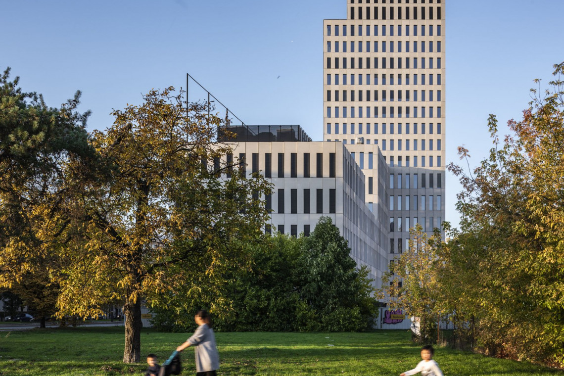 Budynek spod kreski JEMS Architekci znajduje się na warszawskim Mokotowie, dokładnie na osi ulicy Puławskiej, usytuowany u zbiegu z ul. Bukowińską i Domaniewską. 63-metrowy wieżowiec wykonany jest w całości z betonu, o ciepłoszarym odcieniu. Ze względu na swoją wysokość i położenie widać go już z daleka, gdy stopniowo pojawia się na horyzoncie, kierującym się z centrum na Mokotów. fot. Juliusz Sokolowski Nowa ikona warszawskiego Mokotowa. Oto wieżowiec projektu JEMS Architekci