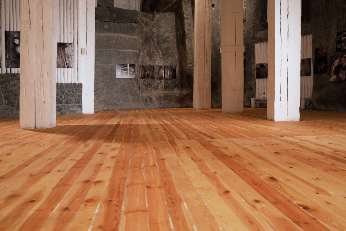 Drewniana posadzka w komorze Drozdowice w Kopalni Soli "Wieliczka". Fot. Materiały prasowe Drewniane podłogi w Wieliczce jak nowe