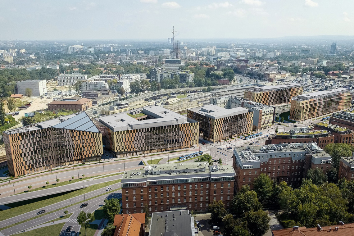 High5ive to tętniące energią biznesowe serce Krakowa. Biura znajdują się w najlepiej skomunikowanej części miasta – tuż przy Dworcu Głównym, Galerii Krakowskiej oraz w sąsiedztwie uczelni wyższych, fot. mat. Skanska Pierwszy w Krakowie biurowiec Skanska z certyfikatem WELL. To projekt NS Moon Studio