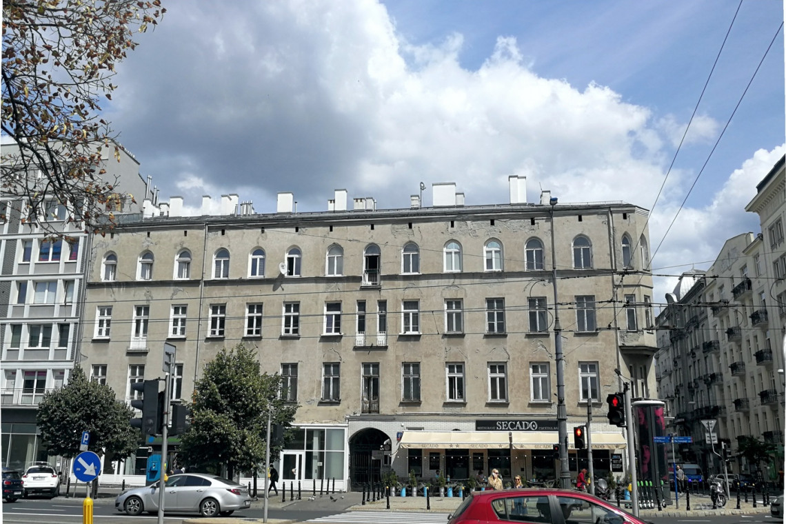 Budynek otrzymał neogotycki wystrój elewacji i wpisywał się dawniej w ciąg trzech kamienic przy ul. Marszałkowskiej 66, 68/70 i 72, prezentujących średniowieczny kostium stylistyczny. Z powyższej grupy zachowały się tylko kamienice pod nr 66 i 72. Obiekt stanowi interesujący przykład adaptacji wątków piętnasto- i szesnastowiecznej architektury rezydencjonalnej, fot. Wojewódzki Urząd Ochrony Zabytków w Warszawie Kamienica Izaaka Rothberga w rejestrze zabytków