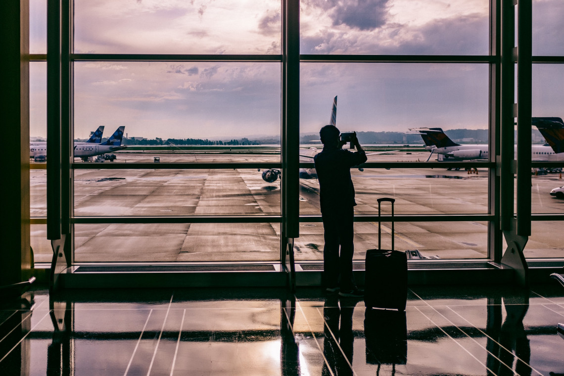 Fot. Ashim D Silva / Unsplash Kraków Airport dopłaci do wymiany stolarki w budynkach narażonych na hałas