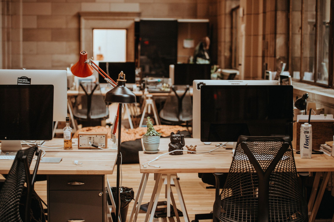 fot. Annie Spratt / Unsplash Nowoczesne biuro - jak je dobrze urządzić?