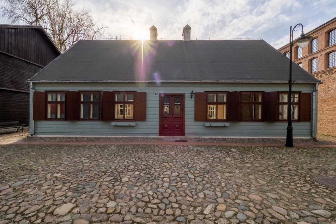 Pomieszczenia na parterze domu przeniosą zwiedzających do lat 20. i 30. XX w., a wystrój pozwoli poczuć klimat życia tamtego okresu, np. dzięki wybudowanym kuchniom węglowym. Wystawę uzupełni tzw. pokój kontekstów kulturowych, gdzie będzie można obejrzeć zdjęcia z epoki, posłuchać ówczesnej muzyki albo reklamy popularnego w tych czasach proszku do prania „Radion”, o którym piosenkę śpiewał Tadeusz Faliszewski, fot. mat. prasowe Centralne Muzeum Włókiennictwa w Łodzi z nową wystawą stałą