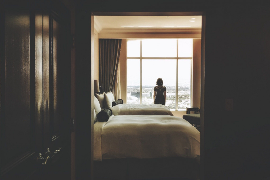 Najszybciej rozwijającym się rynkiem hotelowym w kraju jest Warszawa, która według danych Walter Herz, dysponuje dziś 15 tys. pokoi hotelowych. Otwarcia planowane w najbliższych trzech latach przyniosą natomiast miastu około 5 tys. kolejnych pokoi hotelowych. Poza stolicą, segment hotelowy najszybciej rośnie w Krakowie i Trójmieście. Krakowskie zaplecze hotelowe, liczące dziś 12 tys. pokoi, w dwuletniej perspektywie wzrośnie o ponad 2,5 tys. pokoi, fot. Eunice Stahl / Unsplash Nowe marki hotelowe szturmują Polskę