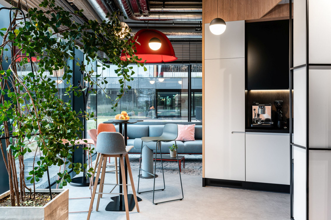 W poznańskim showroomie Kinnarps nie tylko zostały wyeksponowane produkty marek należących do portfolio grupy, lecz także będą odbywać się spotkania dla klientów, architektów i partnerów biznesowych, fot. FOTOMOHITO Nowy showroom Kinnarps w Poznaniu. Miejsce, która ma przede wszystkim inspirować!