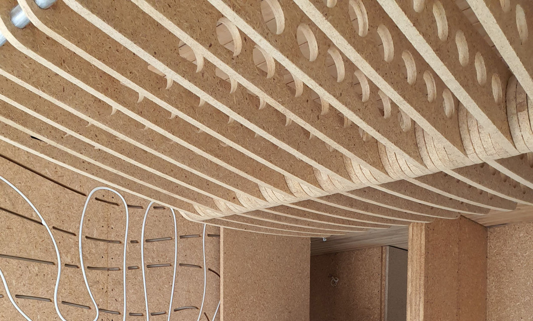 Dom, który kształtem przypomina robaczka lub gąsienicę. To Dom Robak – Wormhouse autorstwa architekta Piotra Kuczii, fot. mat. Pfleiderer Dom Robak projektu Piotra Kuczii, czyli architektura w duchu zero waste