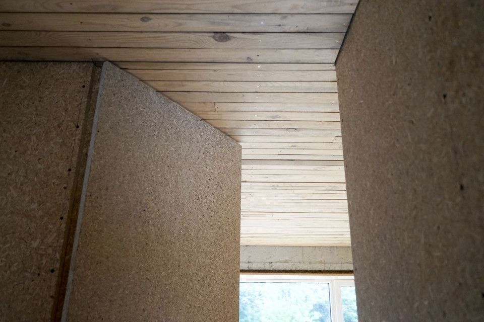 Dom, który kształtem przypomina robaczka lub gąsienicę. To Dom Robak – Wormhouse autorstwa architekta Piotra Kuczii, fot. mat. Pfleiderer Dom Robak projektu Piotra Kuczii, czyli architektura w duchu zero waste