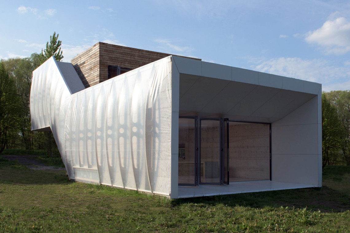 Dom, który kształtem przypomina robaczka lub gąsienicę. To Dom Robak – Wormhouse autorstwa architekta Piotra Kuczii, fot. mat. Pfleiderer Dom Robak projektu Piotra Kuczii, czyli architektura w duchu zero waste