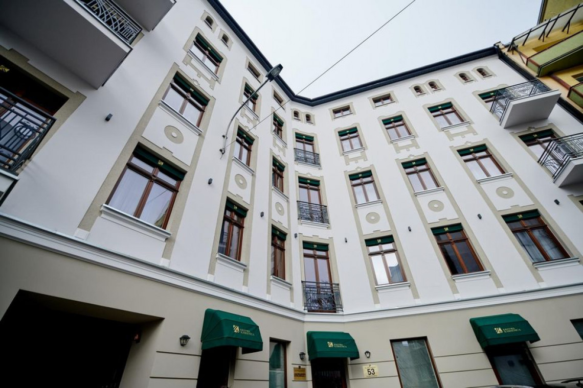 Kolejnym budynkiem, który ostatnio odzyskał blask jest stojąca przy „kolanku” wyjątkowa kamienica. Wyjątkowa, bo… zakręca razem z ulicami. Przed rozpoczętym dwa lata temu remontem była to ruina., fot. Sebastian Glapiński / UM Łódź Stare Polesie w Łodzi pięknieje. Kamienice odzyskują blask, a ulice stają się zielone