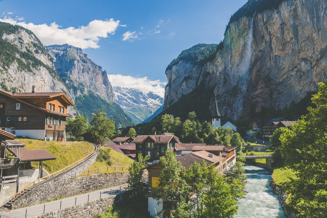 Fot. Tim Trad / Unsplash Ciężarówki zasilane wodorem na szwajcarskich drogach