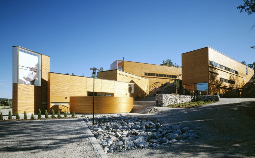 Centrum Sztuki Ludowej w Kaustinen (rok 1997) to jedna z wcześniejszych prac pracowni LM – oparta o zwycięski projekt w krajowym otwartym konkursie, który odbył się w 1990 roku. Fot. Jussi Tiainen Rainer Mahlamäki: musimy znaleźć nowe sposoby zrównoważonego budowania