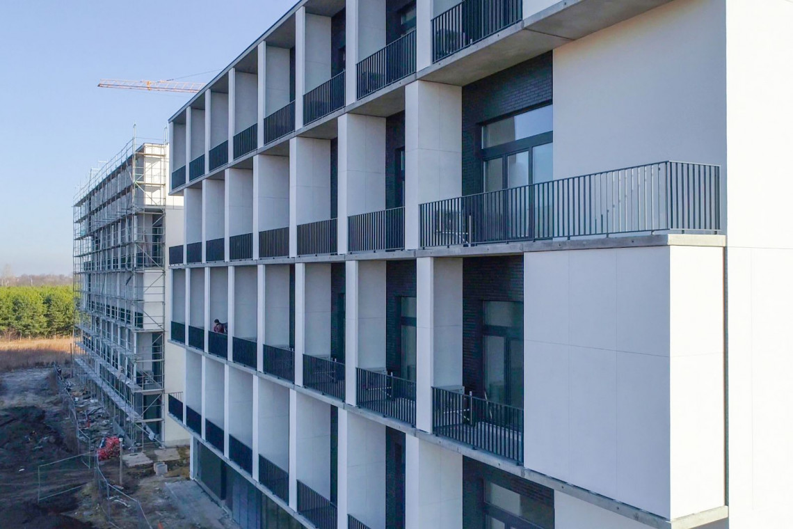 Przy wrocławskim lotnisku trwa realizacja drugiego etapu inwestycji Minimaxy. W budynkach hotelowych powstają uniwersalne lokale jedno- i dwupoziomowe z balkonami. Można już oglądać mikroapartament pokazowy. Autorem projektu jest pracownia Dziewoński-Łukaszewicz Architekci, fot. mat. prasowe Kolejne Minimaxy rosną we Wrocławiu. To projekt Dziewoński - Łukaszewicz Architekci