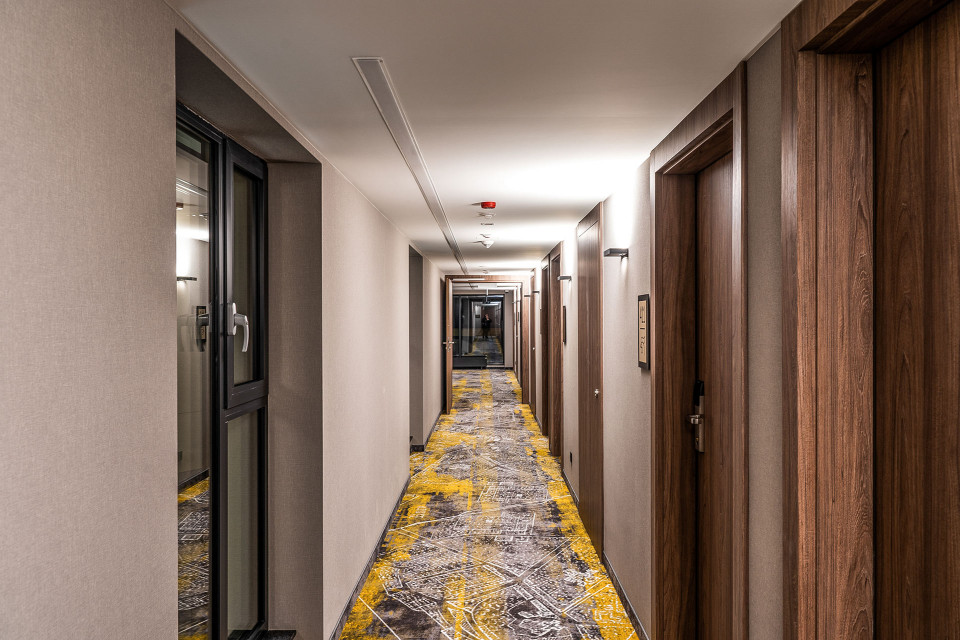Podłogi w hotelu ibis Styles Lublin Stare Miasto. Fot. Mat. prasowe Miejskie legendy w hotelowych wnętrzach