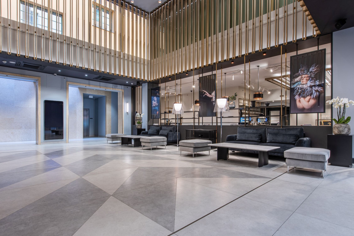 Niedawno, za sprawą wielkiej inwestycji remontowej, w stolicy Czech otwarto hotel Radisson Blue Praga. Rewitalizacja zabytkowego budynku z epoki Art Nouveau, w którym znajduje się obiekt, zmieniła jego wnętrza w luksusową przestrzeń o wysmakowanym stylu. Za projektem tej inwestycji stoi krakowskie biuro architektoniczne Iliard Architecture & Project Management. - Staraliśmy się stworzyć niepowtarzalną atmosferę w każdej części hotelu – mówi Kamil Kowalik z Iliard, fot. mat. Radisson Hotel Group Radisson Blu w Pradze zaprojektowany przez polskich architektów