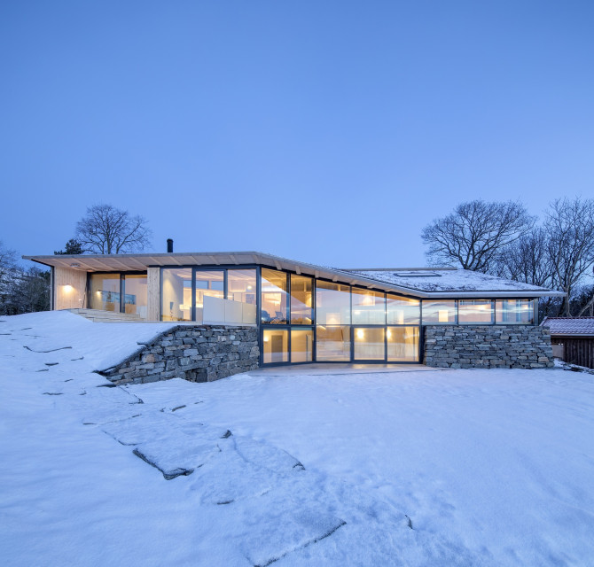 Projekt domku letniego Summer House Reilstad zdobył nagrodę „Glass Award 2019”. Wykorzystano w nim Pilkington Suncool™ 70/35. Fot. Mat. prasowe Szkło w architekturze