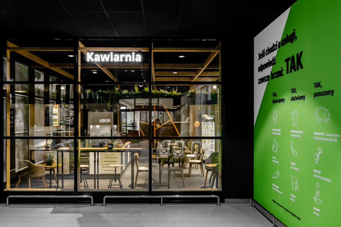 Kawiarnia na terenie Leroy Merlin. Proj. KDesign architecture & brands. Fot. AYUKO Gastronomia w sklepie budowlanym? Klimatyczna kawiarnia spod kreski KDesign