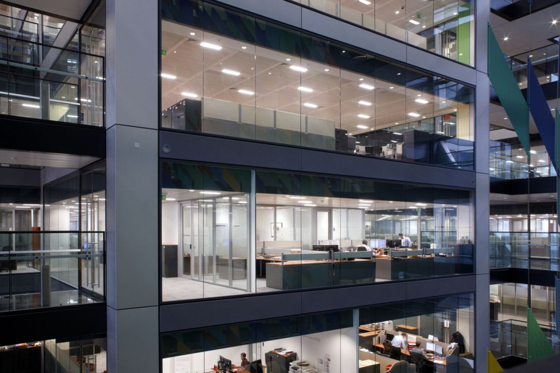 Signify (poprzednio Philips Lighting), wprowadza nowy wielofunkcyjny czujnik Philips IoT, który gromadzi i dostarcza dane za pośrednictwem systemu oświetleniowego Interact Office oraz integruje się z innymi systemami za pomocą interfejsów API. Nowy czujnik pozwala firmom monitorować środowisko biurowe oraz optymalizować je pod kątem dobrego samopoczucia pracowników, fot. mat. Signify Czujnik, który... podniesie standardy dobrego samopoczucia w biurze