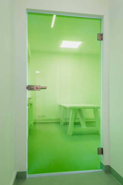 Pracownia LOFFT architektura Małgorzata Hendrych-Lubińska zrealizowała kolejny ciekawy projekt biurowy na początku 2020 roku. Tym razem odmieniła jedną z siedzib Lasów Państwowych w Dretyniu, fot. mat. LOFFT architektura Małgorzata Hendrych-Lubińska Brzozy, mech i dużo bieli. Odmieniona siedziba Lasów Państwowych w Dretyniu