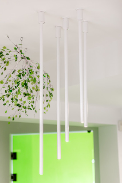 Pracownia LOFFT architektura Małgorzata Hendrych-Lubińska zrealizowała kolejny ciekawy projekt biurowy na początku 2020 roku. Tym razem odmieniła jedną z siedzib Lasów Państwowych w Dretyniu, fot. mat. LOFFT architektura Małgorzata Hendrych-Lubińska Brzozy, mech i dużo bieli. Odmieniona siedziba Lasów Państwowych w Dretyniu
