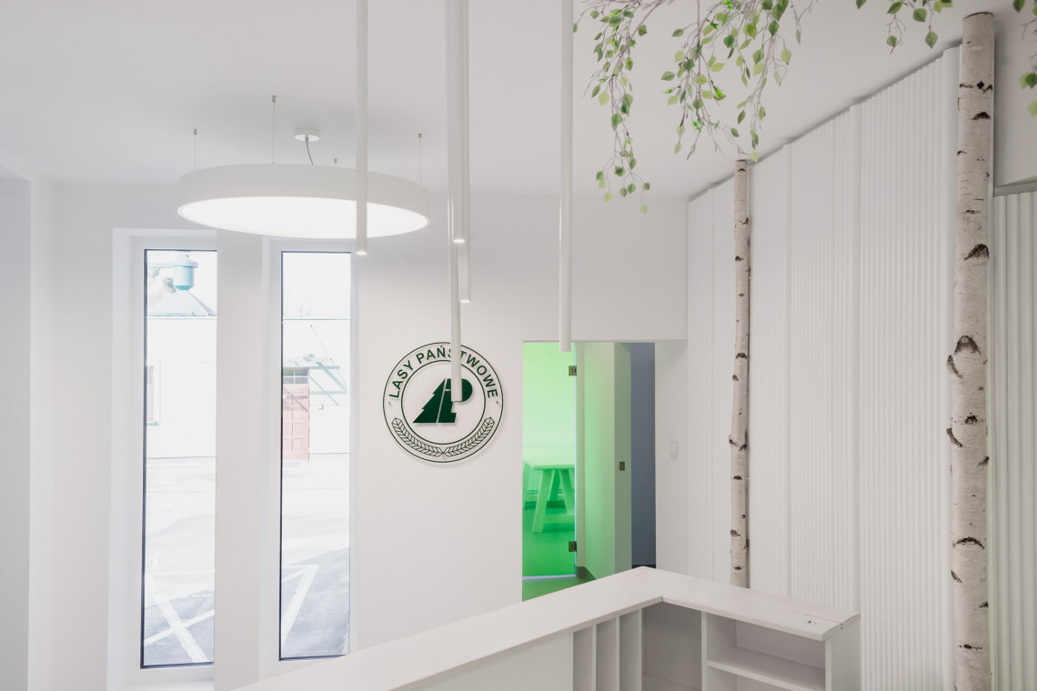 Pracownia LOFFT architektura Małgorzata Hendrych-Lubińska zrealizowała kolejny ciekawy projekt biurowy na początku 2020 roku. Tym razem odmieniła jedną z siedzib Lasów Państwowych w Dretyniu, fot. mat. LOFFT architektura Małgorzata Hendrych-Lubińska Brzozy, mech i dużo bieli. Odmieniona siedziba Lasów Państwowych w Dretyniu