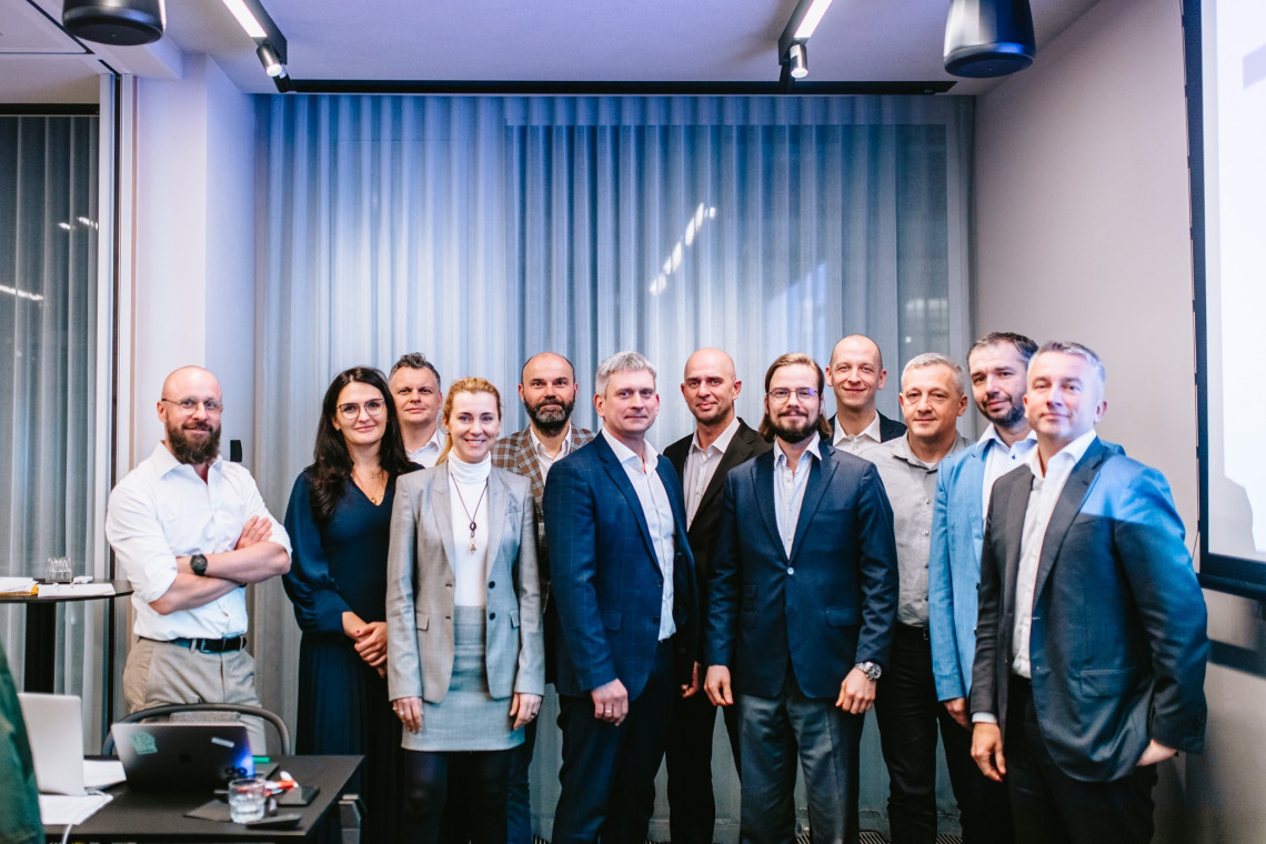 Od lewej: Bartek Doborowolski (PropTech Foundation), Katarzyna Zawodna- Bijoch (Skanska), Tomasz Podolak (Linkleaders), Monika Rajska – Wolińska (Colliers International), Tomasz Trzósło (JLL), Waldemar Olbryk (Echo Investment), Daniel Puchalski (Knight Frank), Krzysztof Misiak (Cushman & Wakefield), Michał Kozłowski (PropTech Foundation), Grzegorz Strutyński (Globalworth Poland), Peter Pecnik (HB Reavis Poland), Jacek Levernes (ABSL) PropTech Foundation będzie katalizatorem transformacji cyfrowej?