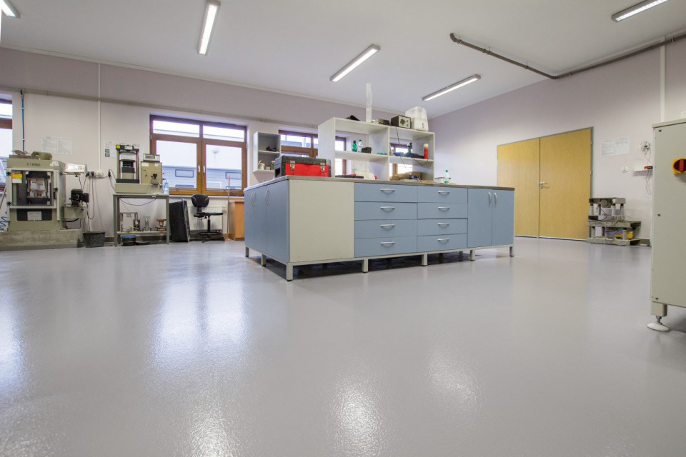 Posadzki żywiczne, Laboratorium Drogowe GDDKiA Oddział Szczecin. Fot. Materiały prasowe Laboratorium Drogowe GDDKiA z nowymi posadzkami