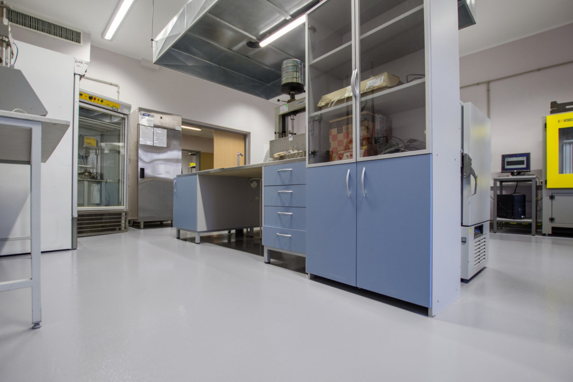 Posadzki żywiczne, Laboratorium Drogowe GDDKiA Oddział Szczecin. Fot. Materiały prasowe Laboratorium Drogowe GDDKiA z nowymi posadzkami