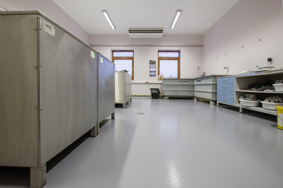 Posadzki żywiczne, Laboratorium Drogowe GDDKiA Oddział Szczecin. Fot. Materiały prasowe Laboratorium Drogowe GDDKiA z nowymi posadzkami
