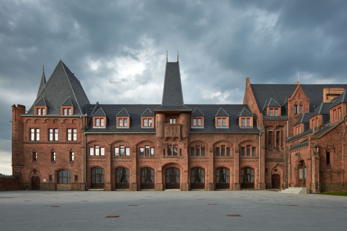Červený zámek, czyli Czerwony Pałac znajduje się w miejscowości Hradec nad Moravicí, w regionie morawsko-śląskim, a historycznie na Śląsku Opawskim. Atelier 38 zostało wybrane do przeprowadzenia rekonstrukcji Czerwonego Pałacu, która miała miejsce w latach 2017-2019, fot. BoysPlayNice Mistrzowska rewitalizacja z Czech. Tak odnowiono jeden z najbardziej bajecznych pałaców!