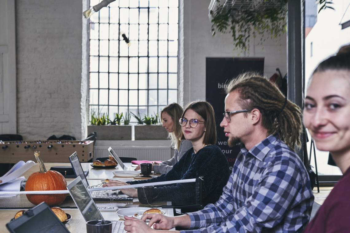 Naszą przestrzeń „zamieszkują” zarówno wolni strzelcy, jak i zespoły firm liczących kilkadziesiąt pracowników. Obok raczkujących startupów działa agencja interaktywna o międzynarodowej renomie – wymienia Paulina Ostrowska, Operations Manager przestrzeni Co\Walk HUB w Łodzi. – To, co łączy ich wszystkich, to potrzeba komfortowej, kreatywnej przestrzeni sprzyjającej nawiązywaniu nowych kontaktów biznesowych i wymianie doświadczeń, dostępnej na elastycznych warunkach – uzupełnia, fot. mat. prasowe Coworking - jak w domu, ale lepiej, czyli jak zmienia się sposób korzystania z biur