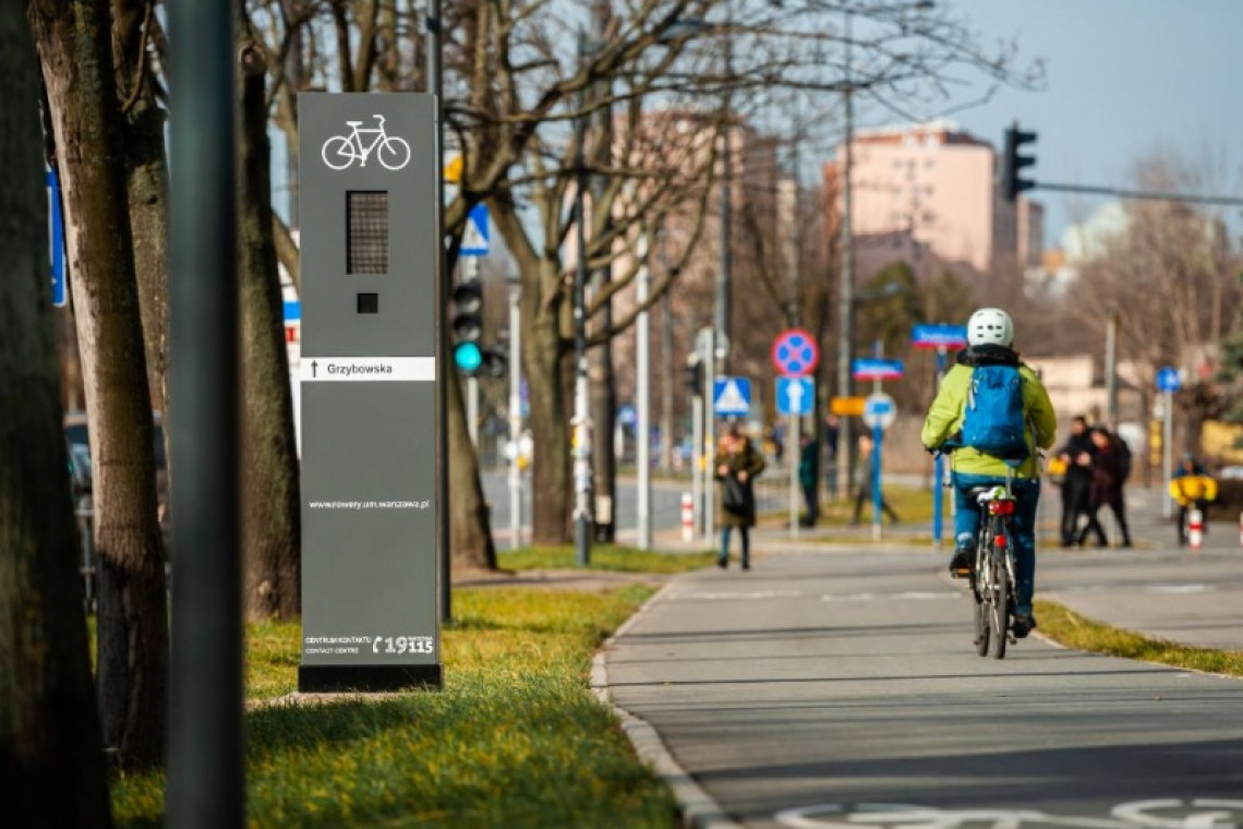 Totem rowerowy na ul. Towarowej. Fot. ZDM Urządzenia w przestrzeni miejskiej podpowiadają rowerzystom jak jechać
